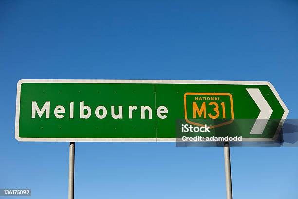 Sinal De Estrada Pontos Para A Direita No Sentido De Melbourne - Fotografias de stock e mais imagens de Melbourne