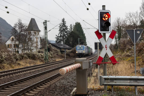 빨간색 경고등으로 레벨 횡단 신호를 통과하는 전기 기관차화물 열차 - eisenbahn 뉴스 사진 이미지