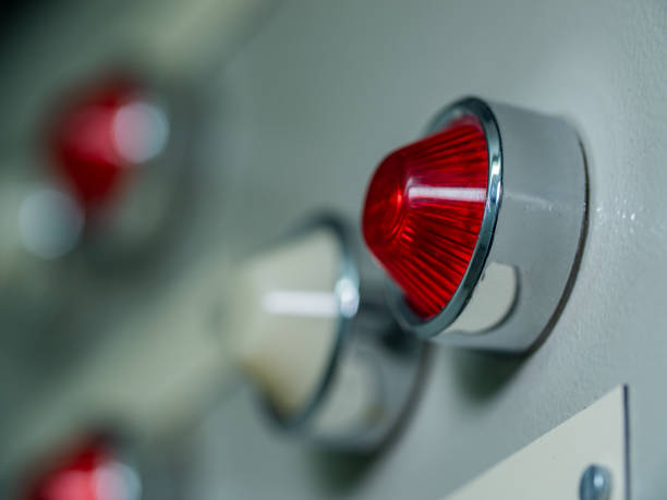 красный фонарь крупным планом на электрическом распределительном щите. - control panel flash стоковые фото и изображения