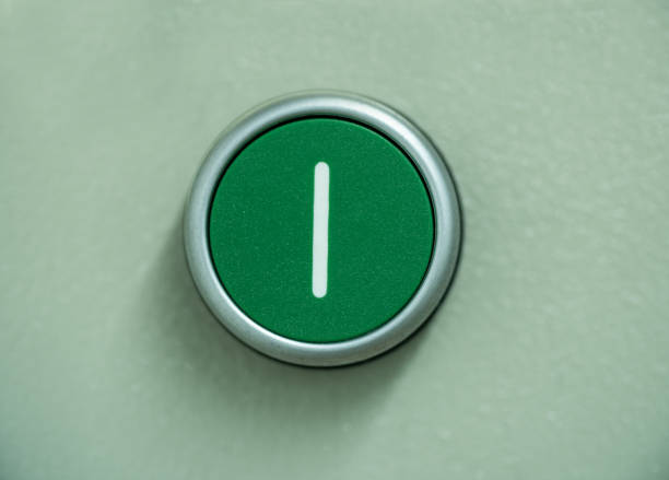 アパートの電力を制御するための配電盤の緑色の押しボタン。 - switchboard operator ストックフォトと画像