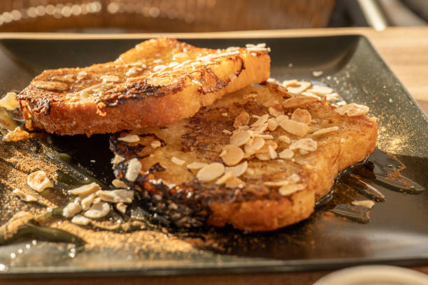 primer plano de tostadas francesas en la mesa del desayuno a la luz del sol - french toast breakfast luxury toast fotografías e imágenes de stock