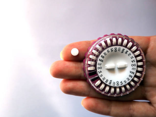 píldoras anticonceptivas hormonales en la palma de la mano - hormone therapy hrt pill medicine fotografías e imágenes de stock