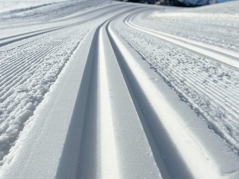 Pista de esquí de fondo y un día soleado perfecto. photo