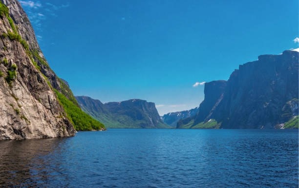 vista panoramica dei fiordi, lago blu al laghetto del ruscello occidentale, gros morne national park, nfl, canada - newfoundland foto e immagini stock