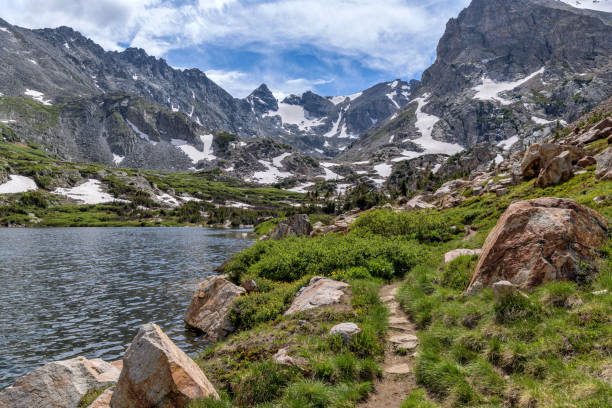 pawnee pass trail - uma vista para o dia da primavera da trilha pawnee pass sinuosa no extremo oeste do lago isabelle em direção a picos indianos acidentados em indian peaks wilderness. - boulder lake - fotografias e filmes do acervo