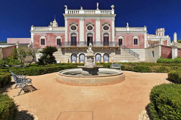 sud fa?ade-neorococo palace-chemin de gravier-haies taillées-fontaine centrale-long balcon-hublots-statues sur le toit. estoi-algarve-portugal-030 - neo baroque photos et images de collection