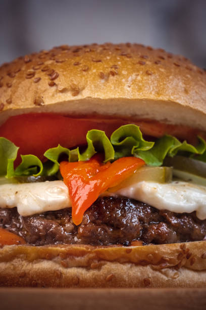 fresco gustoso hamburger fatto in casa con patatine fritte e sottaceti - sandwich turkey lunch table foto e immagini stock