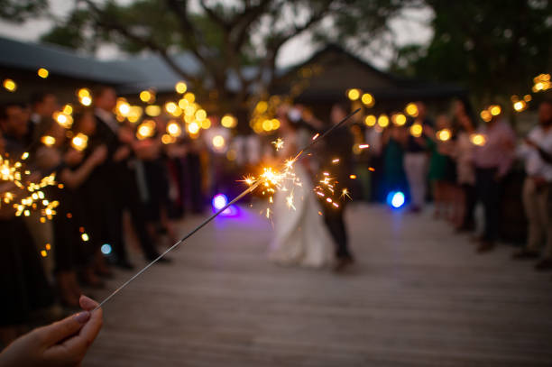 sparkle first wedding dance outdoors - sparks sparkler abstract light imagens e fotografias de stock