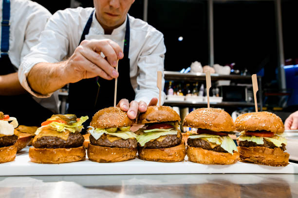 vista frontal de deliciosas hamburguesas jugosas con chuleta de carne y verduras - food elegance cutlet restaurant fotografías e imágenes de stock