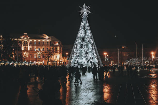 arbre de noël sur la place de la cathédrale. vilnius, capitale de la lituanie, période de noël. la jonction de l’année 2021 et 2022. - beautiful famous place ideas construction photos et images de collection