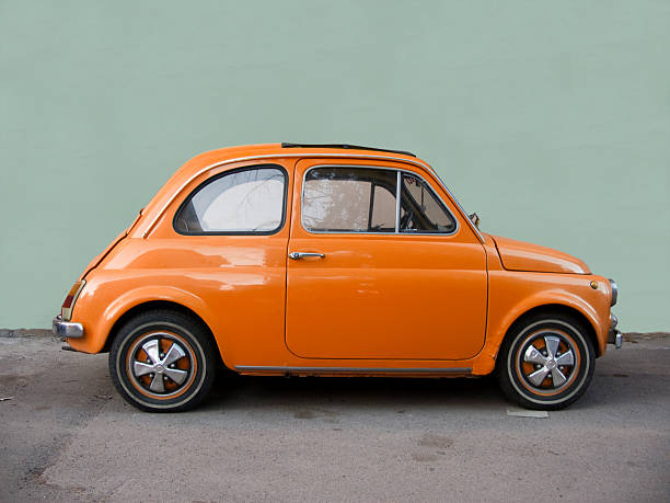 fiat 500 arancione. - old paintwork immagine foto e immagini stock