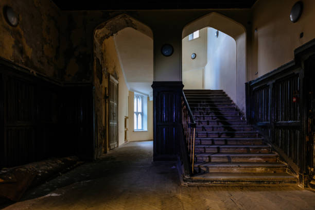 antiguo castillo abandonado con hermosa decoración de madera tallada. antigua mansión uspenskoye, región de moscú - haunted house house spooky real estate fotografías e imágenes de stock