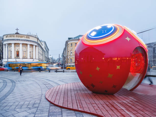 palla rossa, simbolo della coppa del mondo fifa 2018 in piazza maneznaya. - fifa world cup foto e immagini stock