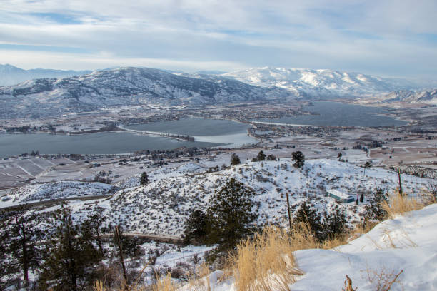 冬の日にアナーキスト山からオソヨス湖の眺め - lake osoyoos ストックフォトと画像