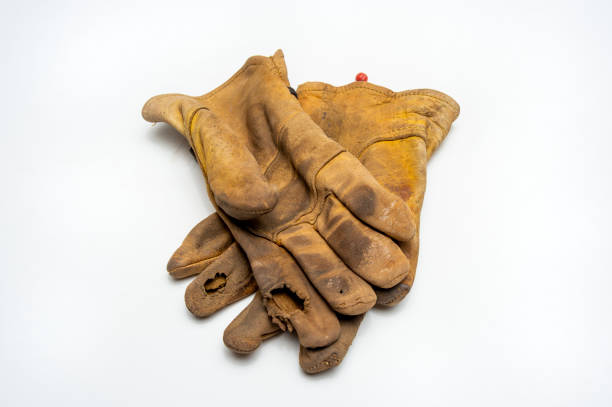 abgenutzte handschuhe - arbeitshandschuh stock-fotos und bilder