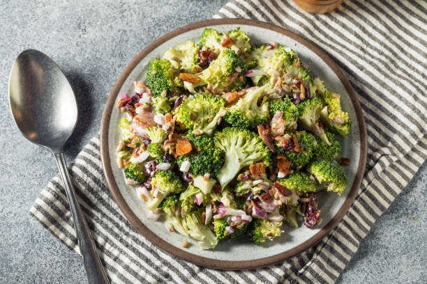 gesunder hausgemachter brokkolisalat mit speck - broccoli stock-fotos und bilder