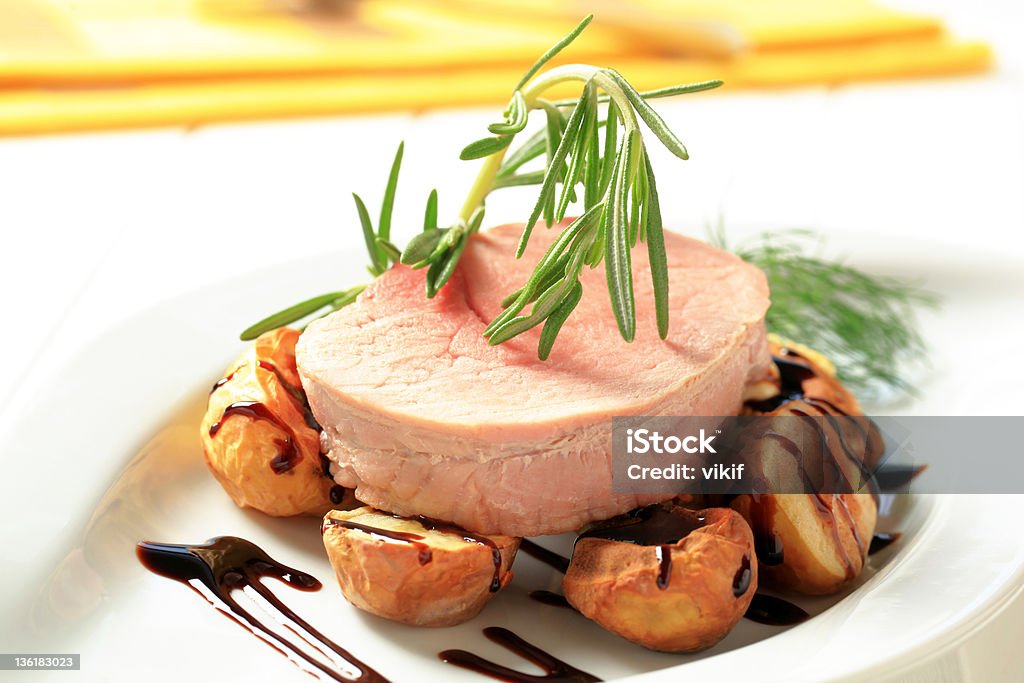 Schweinefleisch Lende Steaks, gebackene Kartoffeln - Lizenzfrei Balsamico Stock-Foto