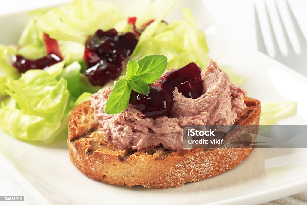 Pan tostado y pate con salsa de arándano - Foto de stock de Mousse libre de derechos