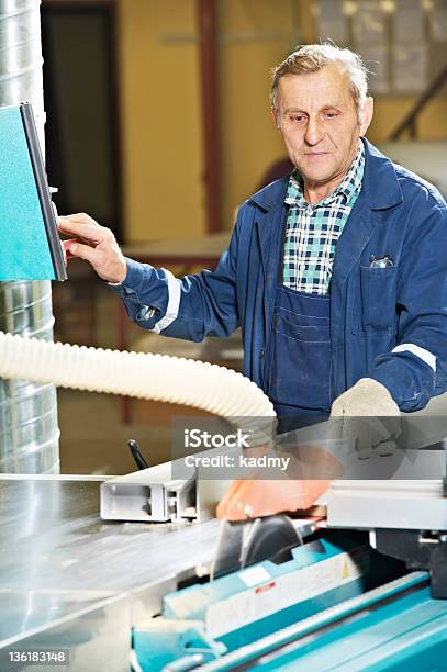 Lavoratore Al Workshop Di Circ Visto - Fotografie stock e altre immagini di Addetto alla manutenzione - Addetto alla manutenzione, Attrezzatura, Attrezzatura industriale