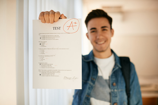 Primer plano del estudiante que obtiene una calificación A + en un examen en la escuela secundaria. photo