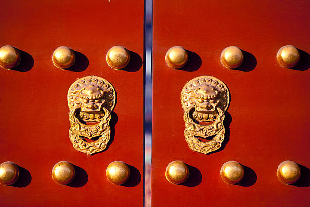 chinois red door - beijing temple of heaven temple door photos et images de collection