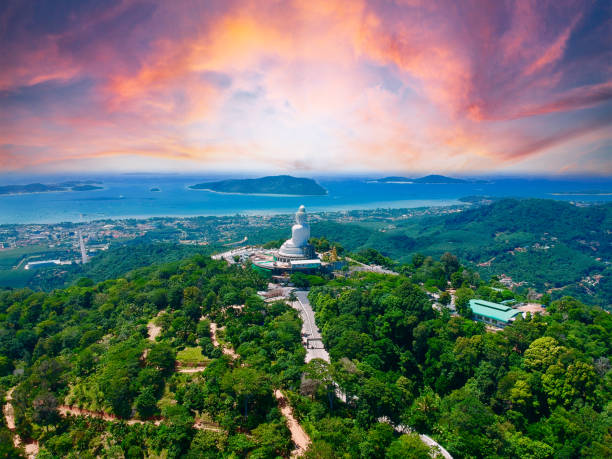 big buddha phuket thaïlande vue sur kata beach karon beach et challong bay. montagnes verdoyantes ciel bleu et plages turquoises. grande statue de bouddha faite de petits blocs de marbre est très belle - phuket province photos et images de collection