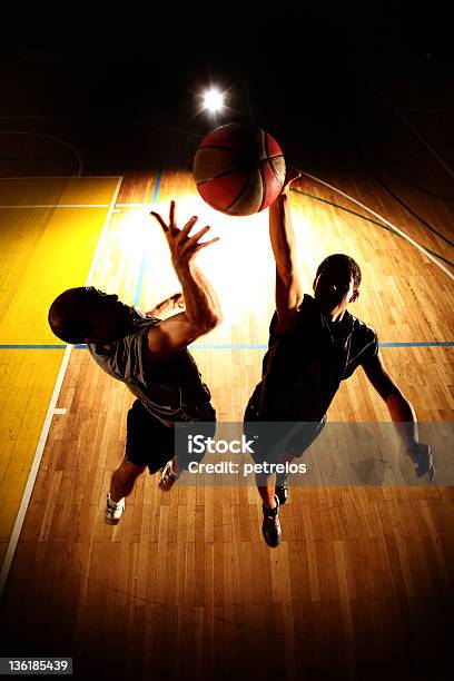 Tramonto Silhouette Di Saltare Due Giocatori Di Basket - Fotografie stock e altre immagini di Basket