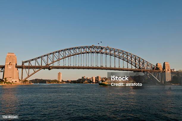 Ferry Atravessar A Ponte Do Porto De Sydney Austrália - Fotografias de stock e mais imagens de Ao Ar Livre