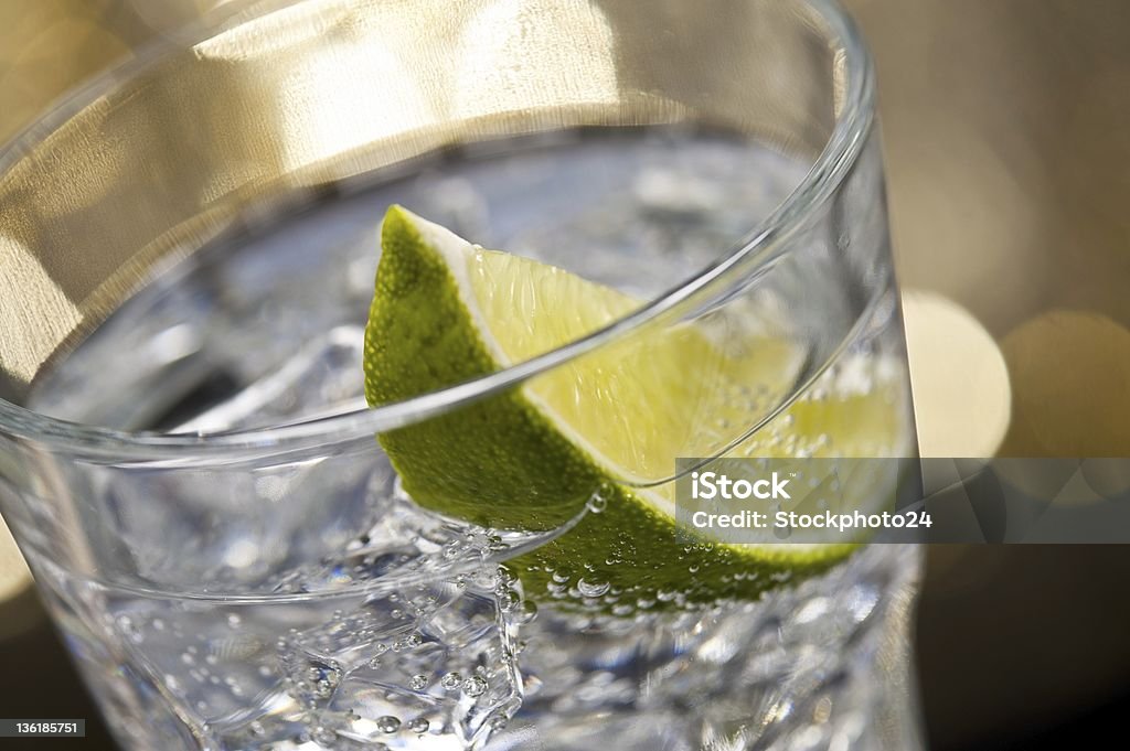 Tonico Gin Cocktail davanti a uno sfondo marrone dorato - Foto stock royalty-free di Alchol