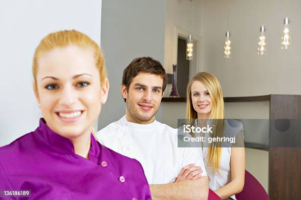 Foto de Sorrindo Jovem Médico Com Colegas De Trabalho e mais fotos de stock de 20 Anos - 20 Anos, 20-24 Anos, Adulto