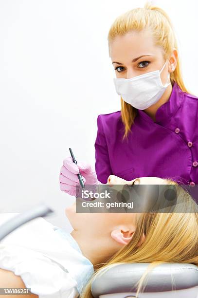 Photo libre de droit de Rendezvous À La Chirurgie Dentiste S banque d'images et plus d'images libres de droit de Adulte - Adulte, Assistant dentaire, Beauté