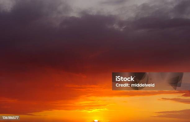 カラフルな夕日 - オランダのストックフォトや画像を多数ご用意 - オランダ, オランダ リンブルフ州, オレンジ色