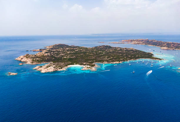 luftaufnahme von segelbooten, die entlang der küste in der nähe von spiaggia rosa, insel maddalena, sardinien, italien navigieren. - insel caprera stock-fotos und bilder