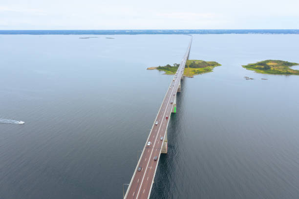 ponte di ölandsbron visto dal lato di kalmar, isola di öland nella parte posteriore - kalmar foto e immagini stock