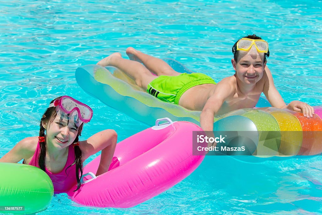 Kinder im Swimmingpool - Lizenzfrei Auf dem Wasser treiben Stock-Foto