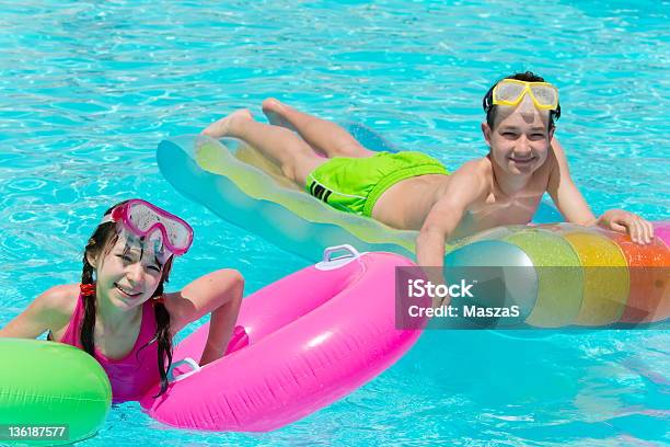 Kinder Im Swimmingpool Stockfoto und mehr Bilder von Auf dem Wasser treiben - Auf dem Wasser treiben, Aufblasbarer Gegenstand, Bruder