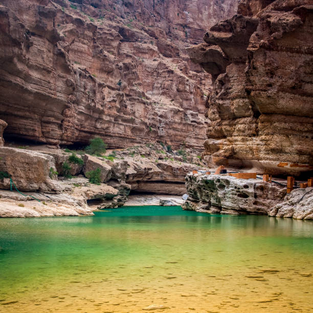 schönes wadi ash shab in oman - tiwi stock-fotos und bilder