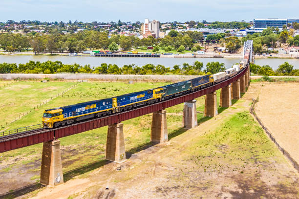 luftaufnahme pacific nationaler intermodaler containerfrachtzug, der die murray-river-aue überquert - land vehicle rail freight locomotive australia stock-fotos und bilder