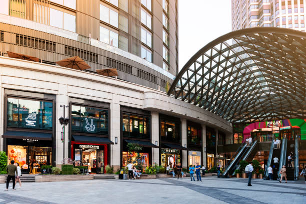 hkri taikoo hui mall, un centre commercial moderne par swire properties sur nanjing road (ouest), shanghai, chine - route de nankin photos et images de collection