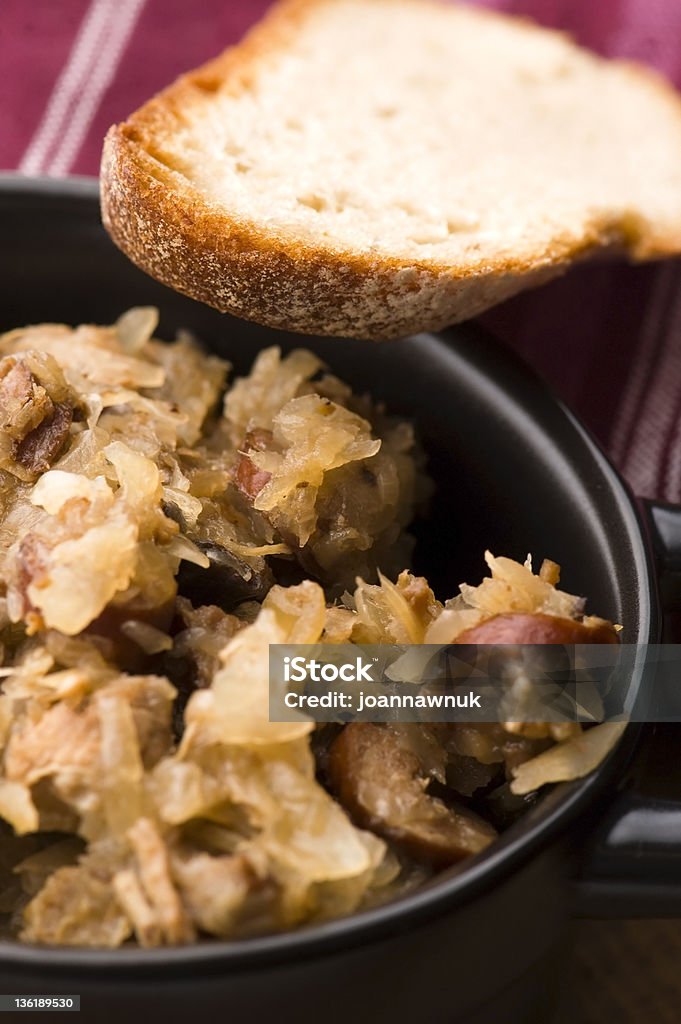 Bigos tradicional esmalte chucrute com cogumelos e ameixa - Foto de stock de Ameixa - Fruta royalty-free