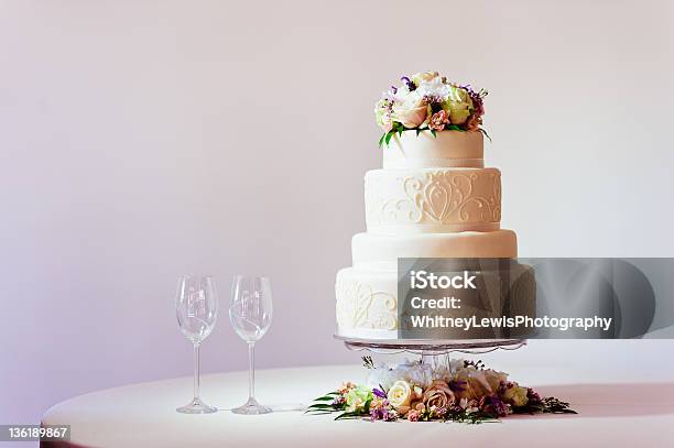 Foto de Bolo De Casamento e mais fotos de stock de Bolo de Casamento - Bolo de Casamento, Mesa - Mobília, Bolo