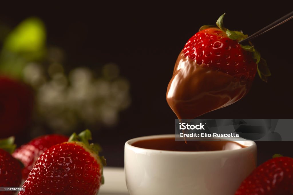 Strawberry deep Fresh strawberries served with hot dark chocolate sauce Chocolate Dipped Stock Photo