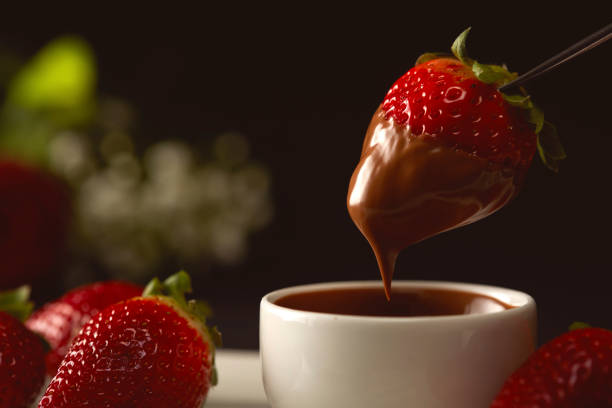 Strawberry deep Fresh strawberries served with hot dark chocolate sauce chocolate covered strawberries stock pictures, royalty-free photos & images