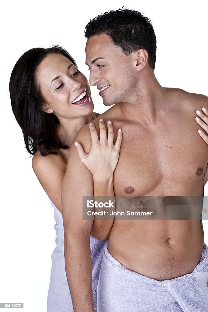 Счастливая пара в полотенца - Стоковые фото Бьюти-спа роялти-фри
