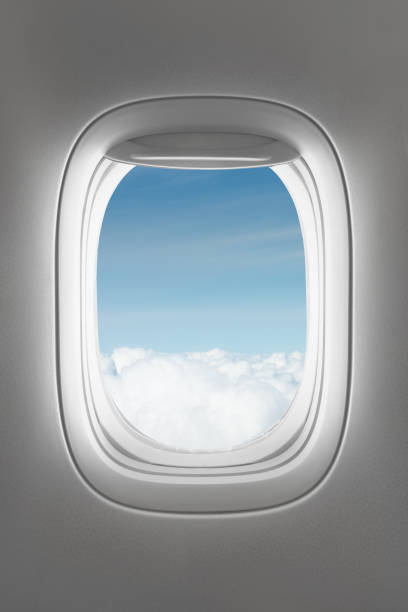 mirando a través de una gran ventana de avión de pasajeros a reacción, por encima de las nubes - porthole fotografías e imágenes de stock