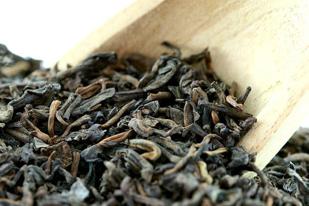 séchées chinois de feuilles de thé noir. - jasmine tea black tea tea drink photos et images de collection