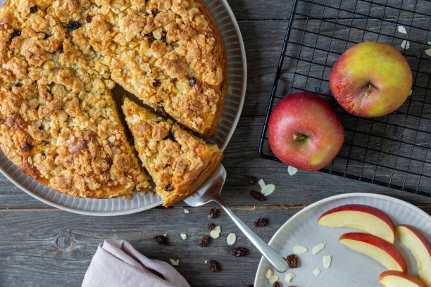 gâteau aux pommes et crumble faits maison, tarte dans une assiette - cake pie apple pie apple photos et images de collection