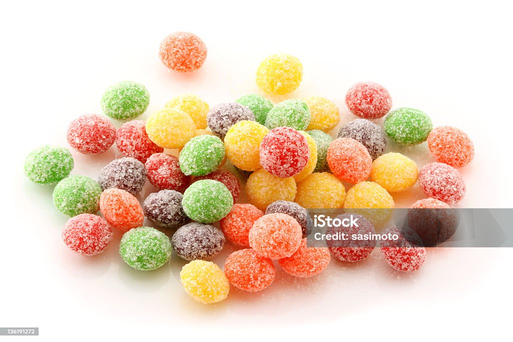 Tęcza cukierniczych: małe cukierki w wielu aromatów - Zbiór zdjęć royalty-free (Biały)