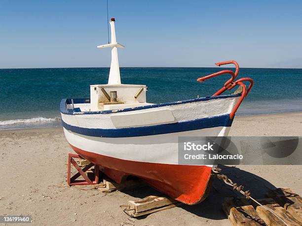 Barco De Pesca No Cabo De Gata Almería Espanha - Fotografias de stock e mais imagens de Almeria - Almeria, Ancorado, Andaluzia