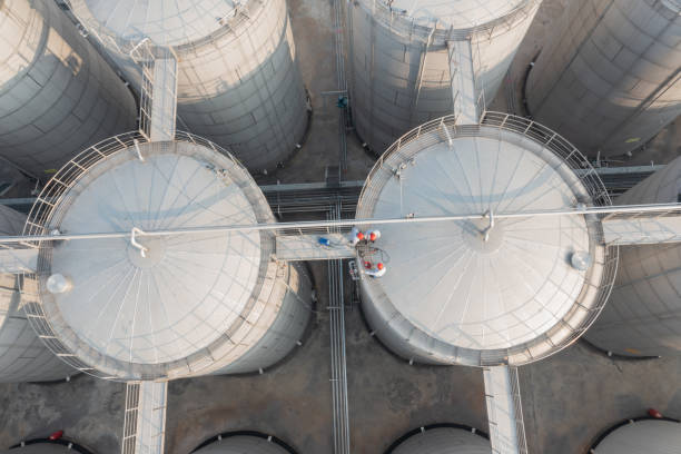 foto aérea de grande tanque de armazenamento - oil business - fotografias e filmes do acervo